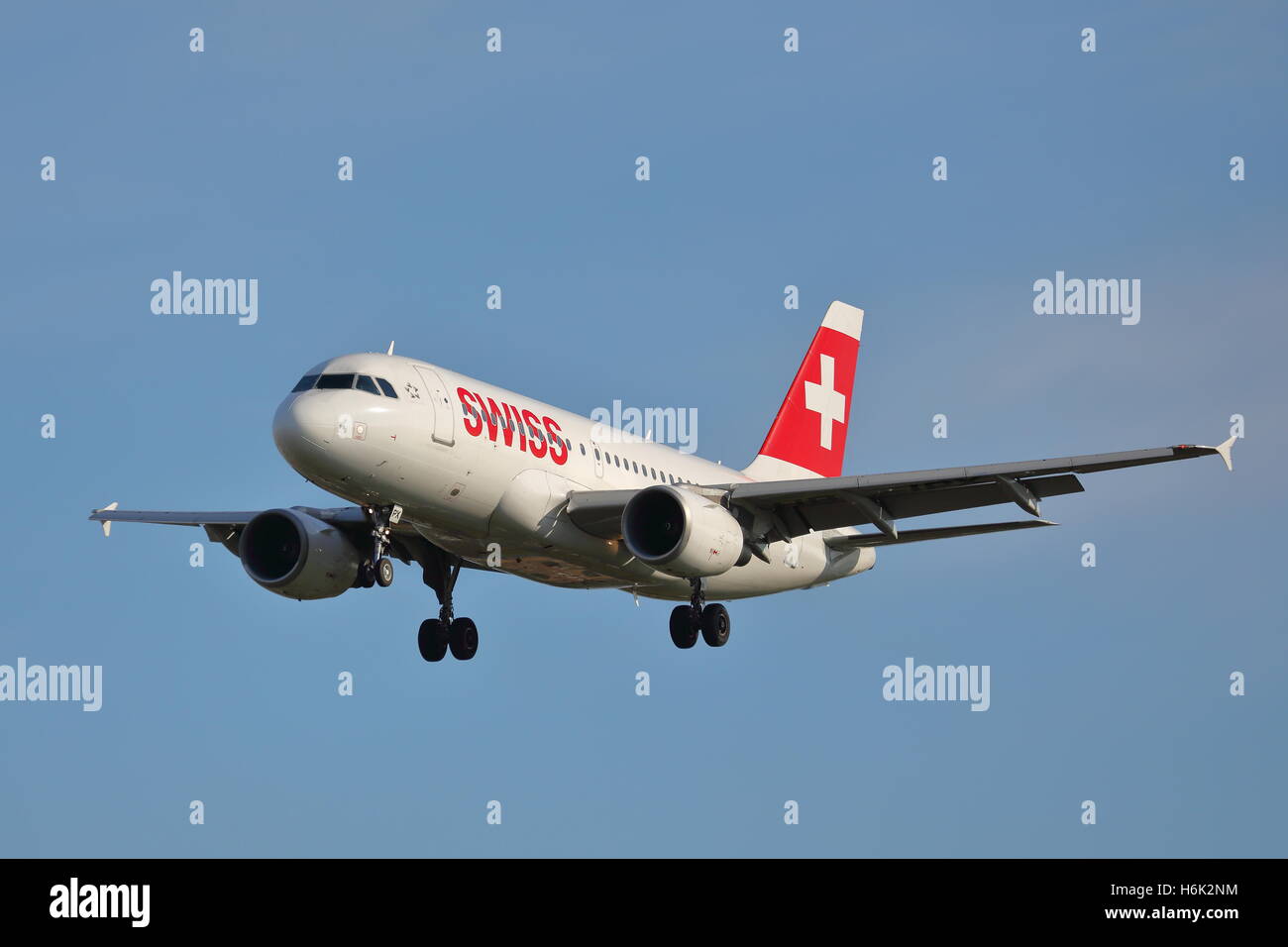 Swiss International Airlines Airbus A319-112 HB-IPX Landung in Heathrow Stockfoto