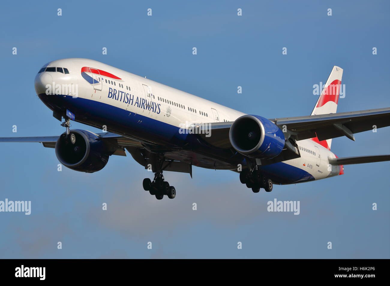 British Airways Boeing 777-336ER G-STBJ landet auf dem Flughafen London Heathrow, Vereinigtes Königreich Stockfoto