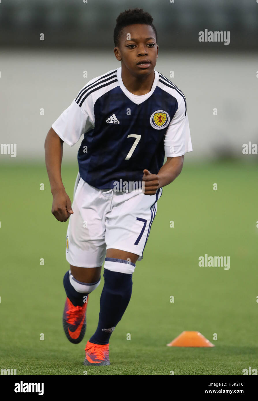 Der schottische Karamoko Dembele erwärmt sich für das Spiel unter 16 Jahren mit dem Victory Shield in Oriam, Edinburgh. DRÜCKEN SIE VERBANDSFOTO. Bilddatum: Sonntag, 30. Oktober 2016. Bildnachweis sollte lauten: Andrew Milligan/PA Wire. Stockfoto