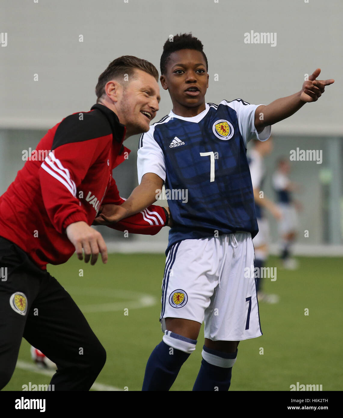 Der schottische Karamoko Dembele erwärmt sich mit Trainer James Grady für das Spiel unter 16 Jahren mit dem Victory Shield in Oriam, Edinburgh. DRÜCKEN SIE VERBANDSFOTO. Bilddatum: Sonntag, 30. Oktober 2016. Bildnachweis sollte lauten: Andrew Milligan/PA Wire. Stockfoto