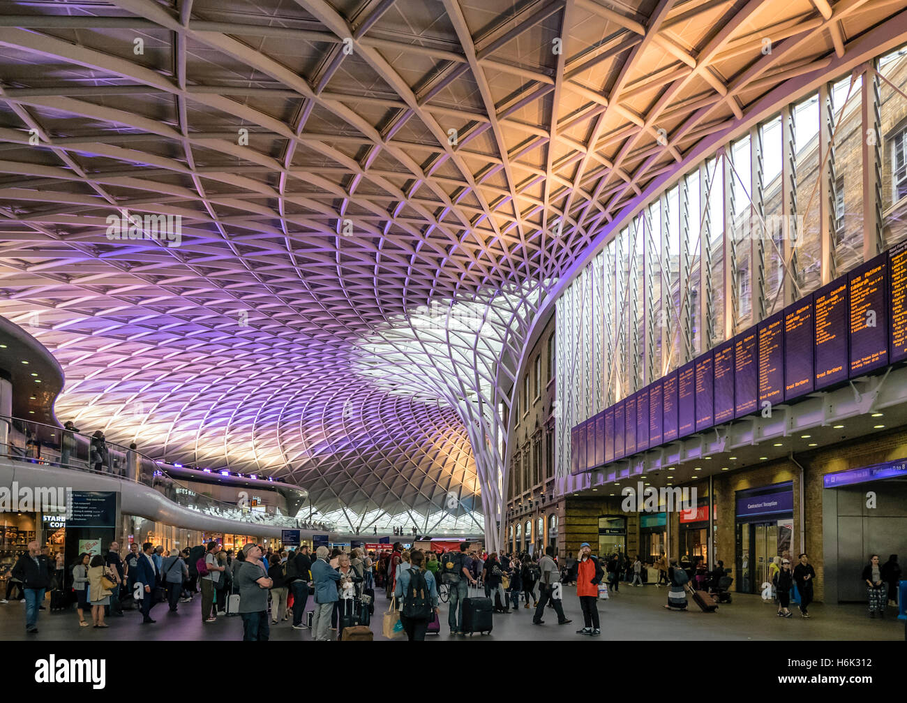 Kings Cross London UK westlichen Bahnhofshalle von John McAslan + Partners gebaut 2012 Stockfoto