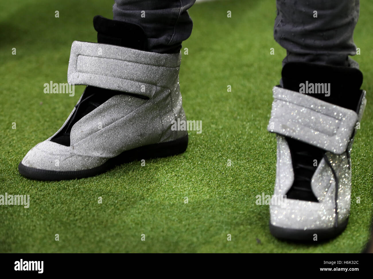 Paul Pogbas Schuhe von Manchester United während des Spiels der NFL International Series im Wembley Stadium, London. DRÜCKEN SIE VERBANDSFOTO. Bilddatum: Sonntag, 30. Oktober 2016. Siehe PA Geschichte GRIDIRON London. Bildnachweis sollte lauten: Simon Cooper/PA Wire. Stockfoto