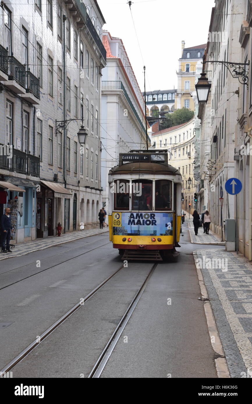 Straßenbahn in einer Stadtstraße in Lissabon, Portugal Stockfoto