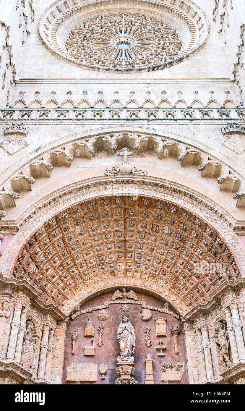 Spanien, Palma de Mallorca, die sakralen Skulpturen das Hauptportal der Kathedrale Stockfoto