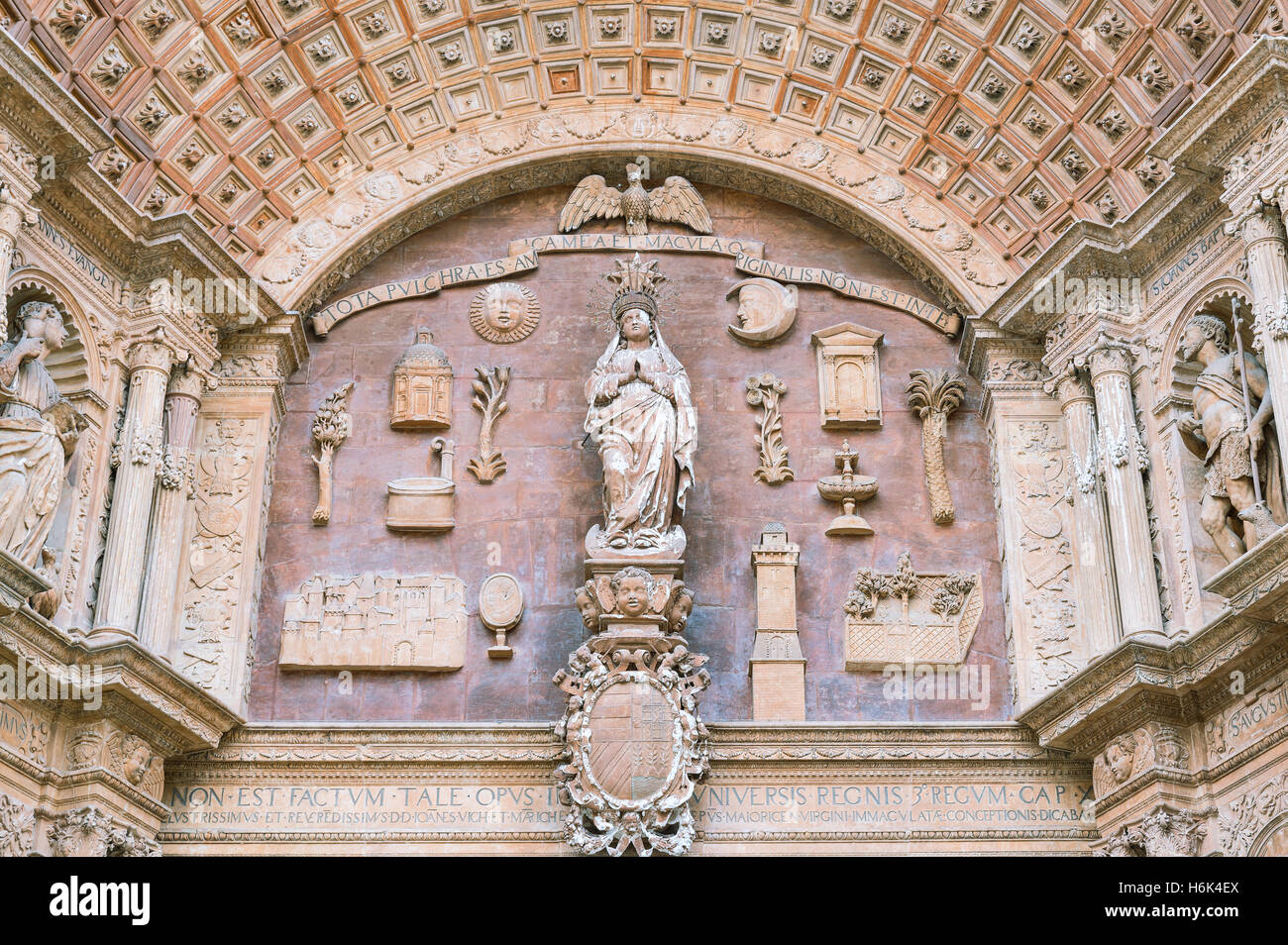 Spanien, Palma de Mallorca, die sakralen Skulpturen das Hauptportal der Kathedrale Stockfoto