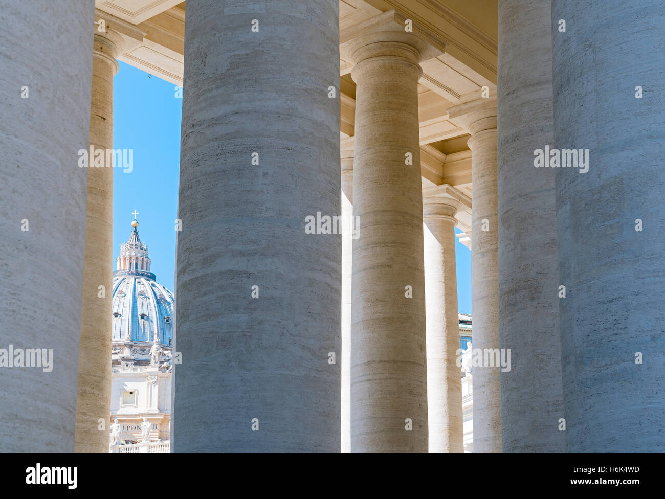 Italien, Rom, der St. Peter Basilika Kuppel durch die Berninis Kolonnaden gesehen Stockfoto