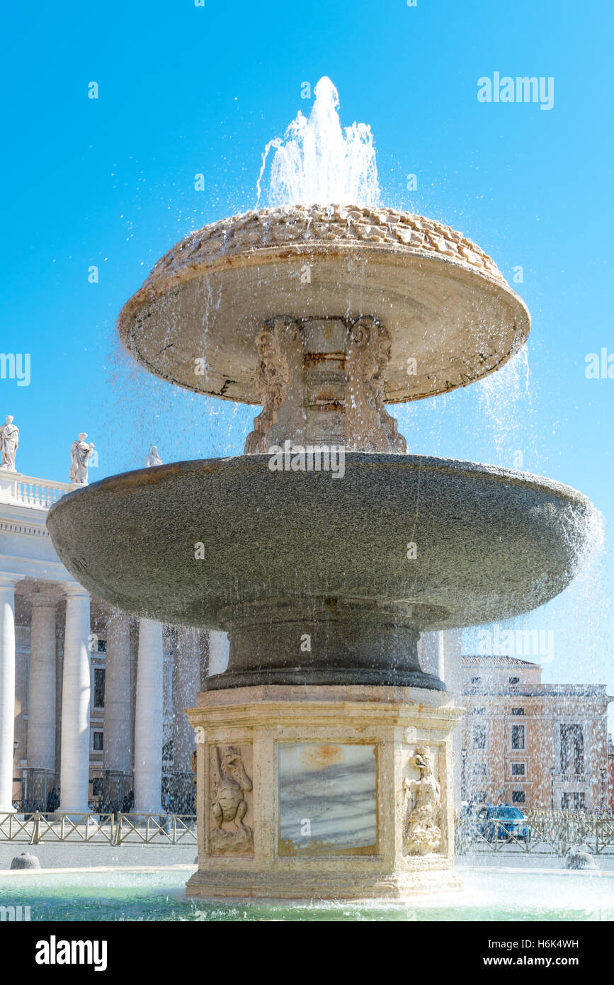 Italien, Rom, ein Brunnen von St.Peter quadratisch mit der Bernini-Colonnate im Hintergrund Stockfoto