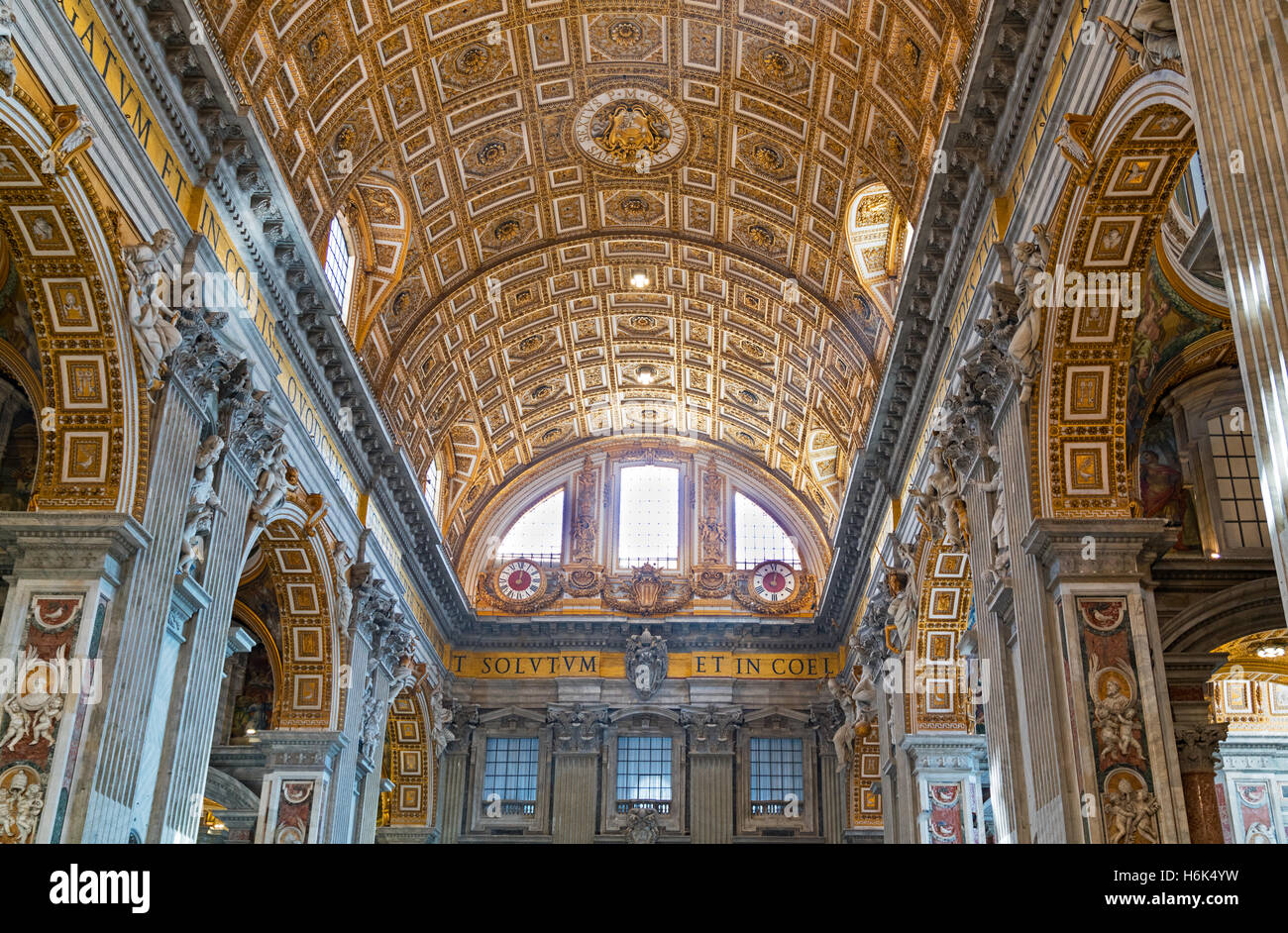 Rom, Italien - 29. September 2016: Die Decke über dem Hauptschiff der Basilika St. Peter Stockfoto