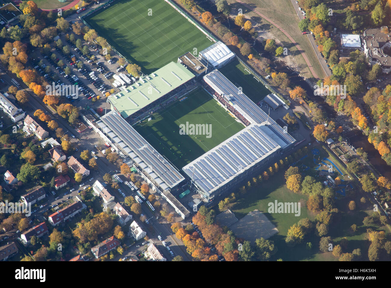 Freiburg, Deutschland - 22. Oktober 2016: Luftaufnahme des Fußballstadions an einem Spieltag Stockfoto