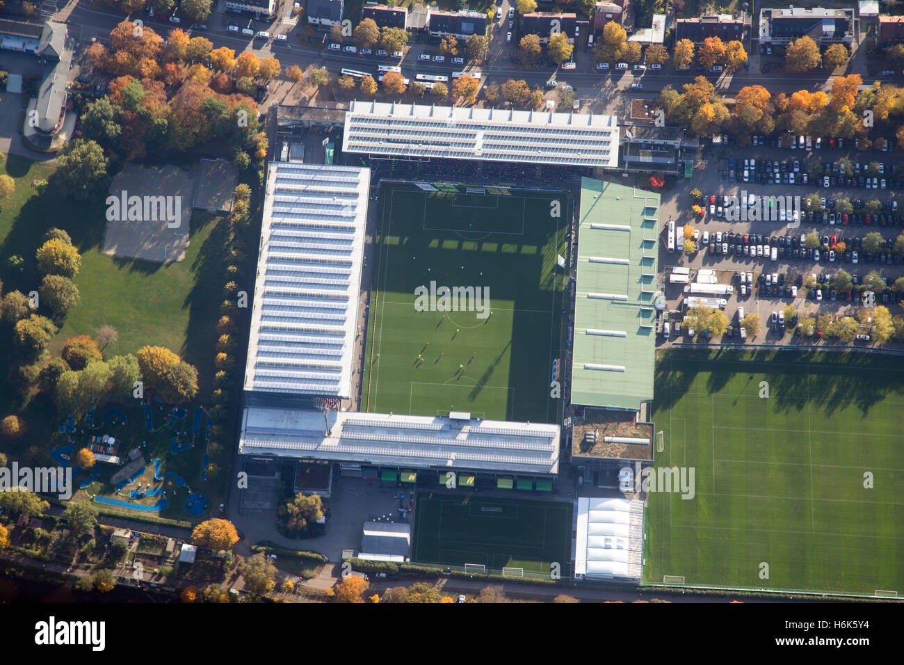 Freiburg, Deutschland - 22. Oktober 2016: Luftaufnahme des Fußballstadions an einem Spieltag Stockfoto