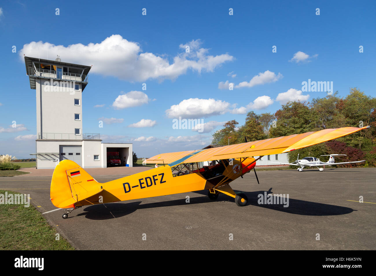 Bremgarten, Deutschland - 22. Oktober 2016: Eine klassische gelbe Piper Cub Flugzeuge parken am Flughafen Stockfoto