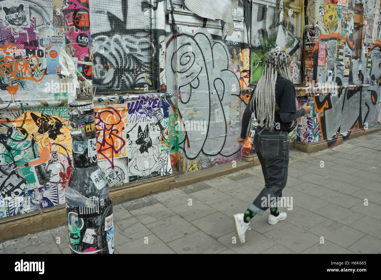 Lokale Künstler geht es vorbei an Studios und Lagerhallen in Hackney Wick, die Baufirmen mit Räumung für die Entwicklung von neuen Gebäuden und Büros drohen. London.UK Stockfoto