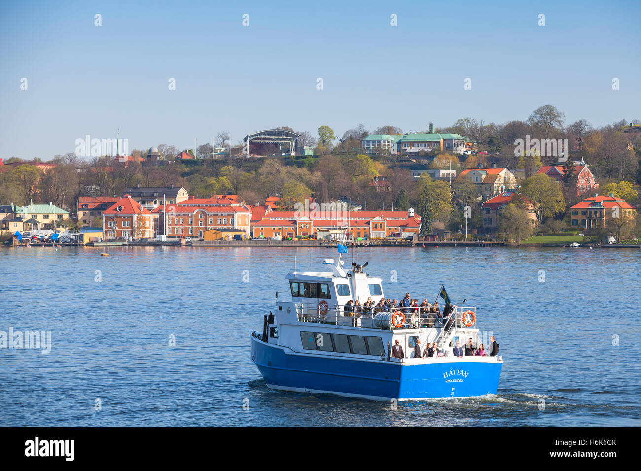 Stockholm, Schweden - 4. Mai 2016: Kleine blaue Passagierfähre bei normalen Leuten an Bord, regelmäßige öffentliche Verkehrsmittel Stockfoto