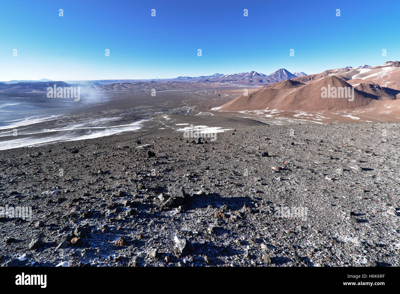 Roten Berge von der Spitze eines Vulkans in einem sonnigen Tag und einem klaren blauen Himmel gesehen. Stockfoto
