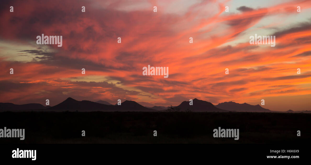 Pichacho, Arizona - Sonnenuntergang über der Wüste von Arizona. Stockfoto