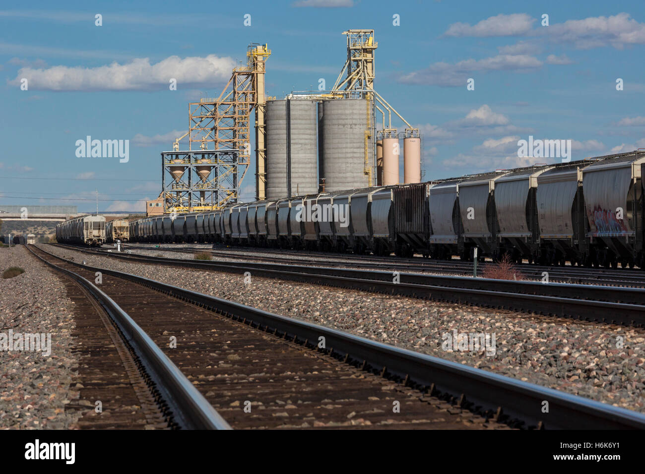Sanders, Arizona - Schüttgut Verladeanlage der Burlington Northern Santa Fe Railroad. Stockfoto
