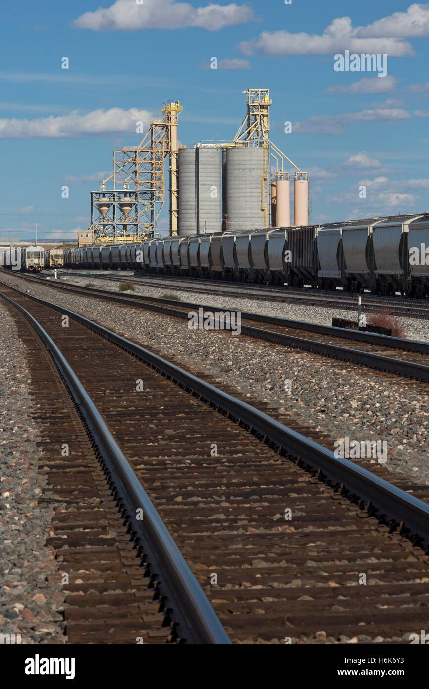 Sanders, Arizona - Schüttgut Verladeanlage der Burlington Northern Santa Fe Railroad. Stockfoto