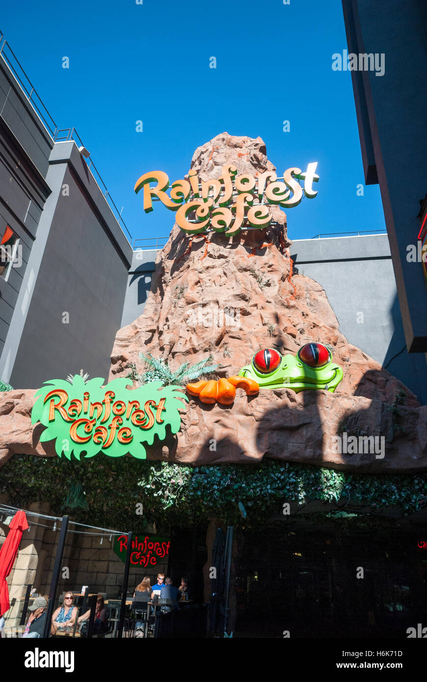 Der Eingang zum Rainforest Cafe ein tropisches Themenrestaurant auf Clifton Hill, Niagara Falls, Kanada Stockfoto