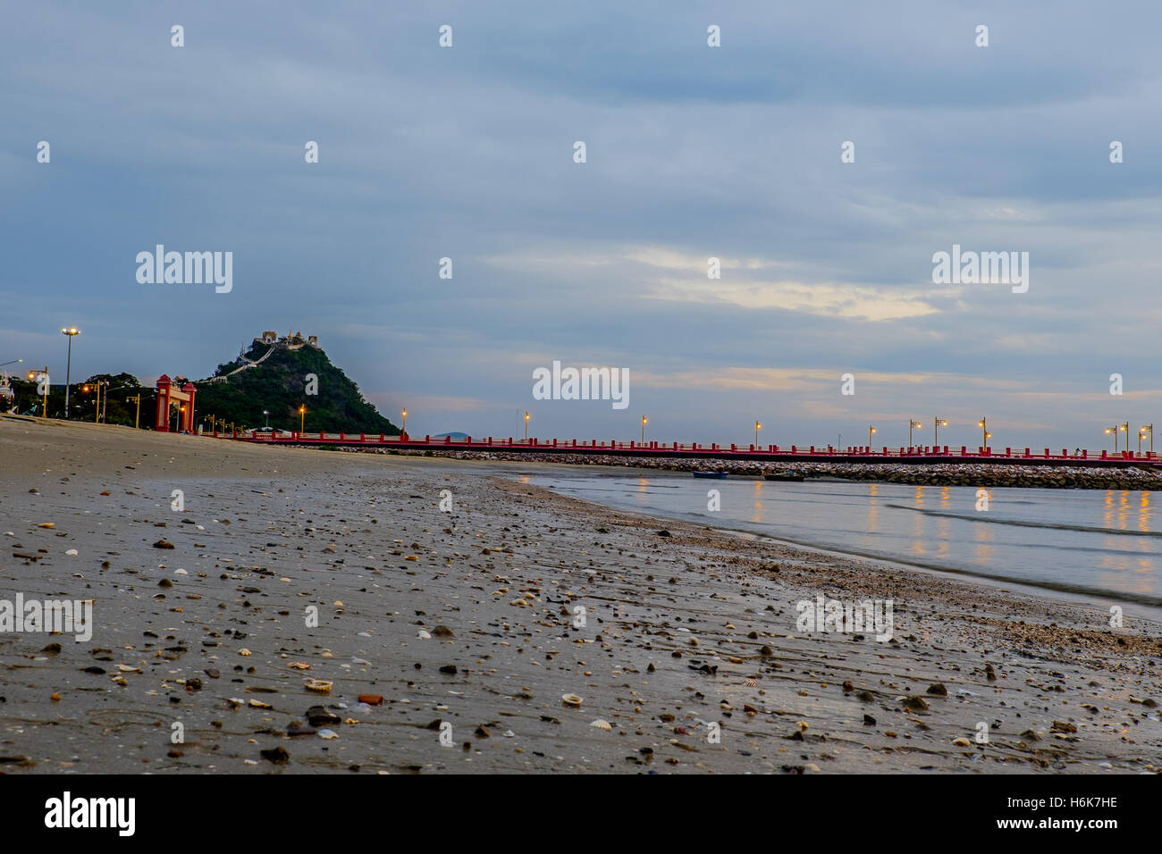 Prachuap Bucht den tropischen Strand der Provinz Prachuap Khiri Khan, Süden von Thailand. Stockfoto