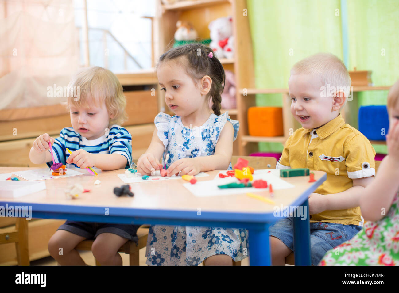 Kinder tun und Kunsthandwerk in Kindertagesstätte Stockfoto