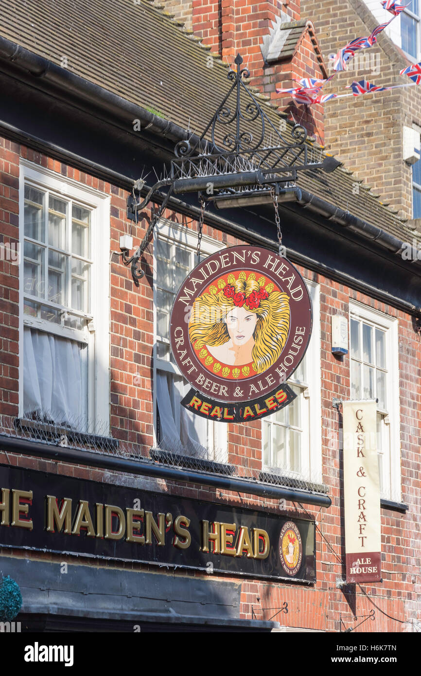 Des Mädchens Kopf Handwerk & Ale House unterzeichnen, High Street, Maidenhead, Berkshire, England, Vereinigtes Königreich Stockfoto