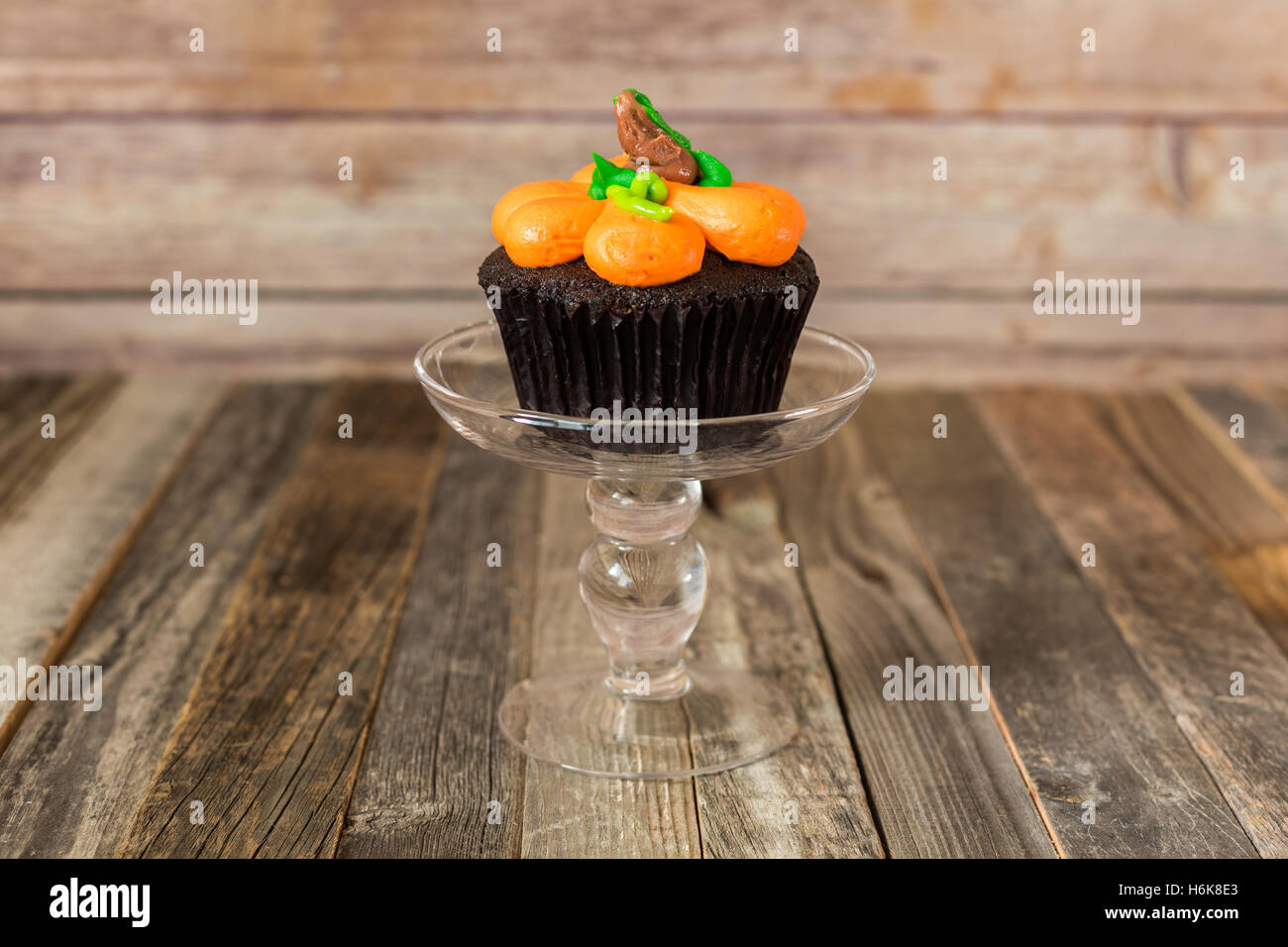 Herbst-Cupcake auf einem Glas Ständer Stockfoto