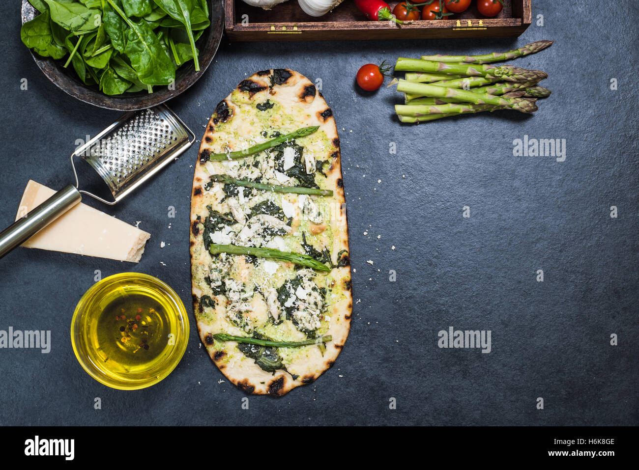 grünen Spargel und Hähnchen Pizza auf Holz befeuerten dünne Kruste Stockfotografie Alamy