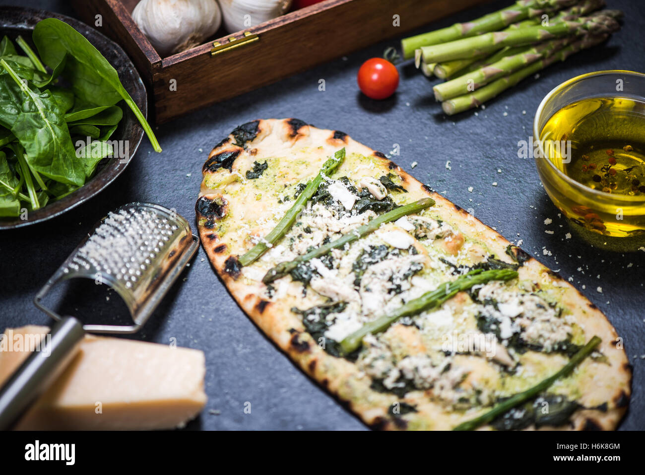 grünen Spargel und Hähnchen Pizza auf Holz befeuerten dünne Kruste Stockfotografie Alamy