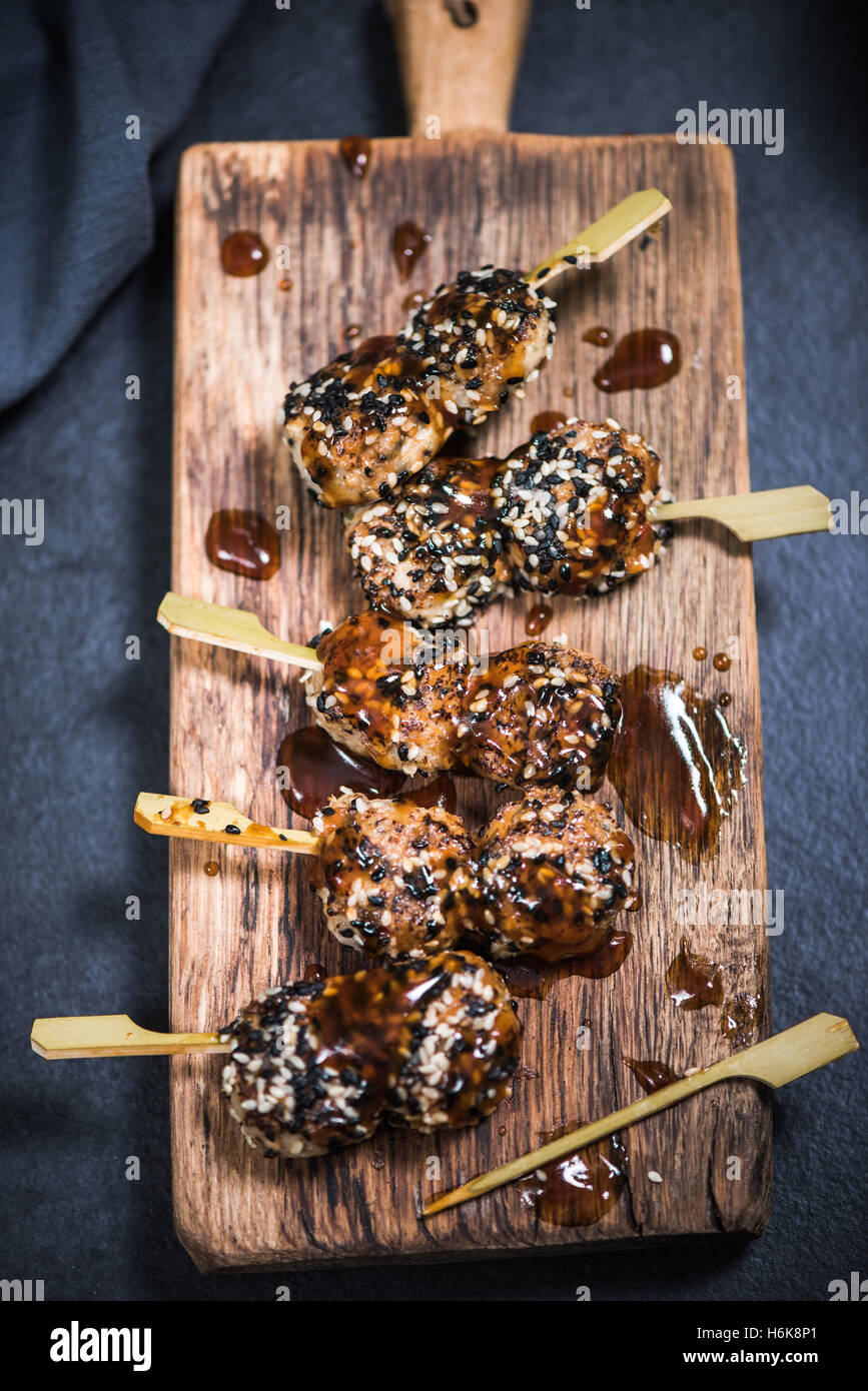 BBQ Hähnchen Mini-Kebab-Spieße mit scharfer sauce Stockfotografie - Alamy
