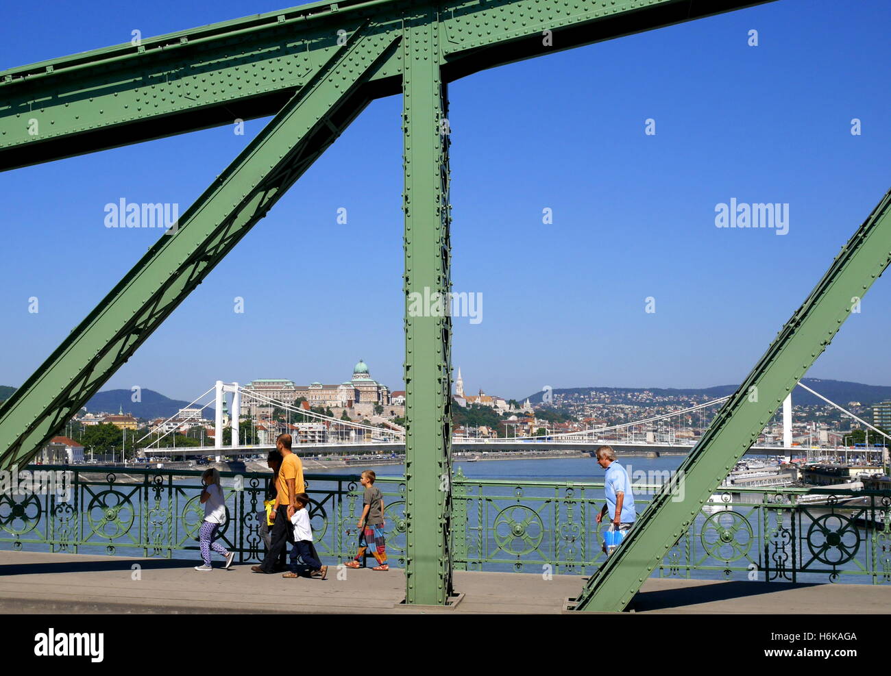 Freiheitsbrücke (Szabadsag hid), überqueren die Donau, mit Elisabeth-Brücke und den königlichen Palast im Hintergrund, Budapest, Ungarn Stockfoto