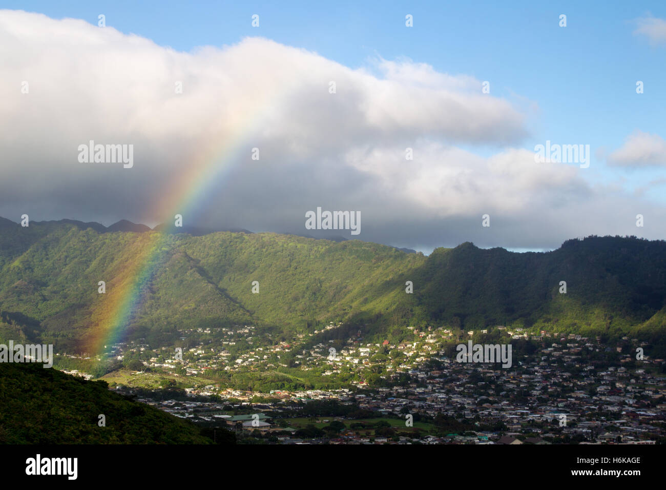 Regenbogen in einem grünen Tal in der Nähe von Honolulu auf Oahu, Hawaii, USA. Stockfoto