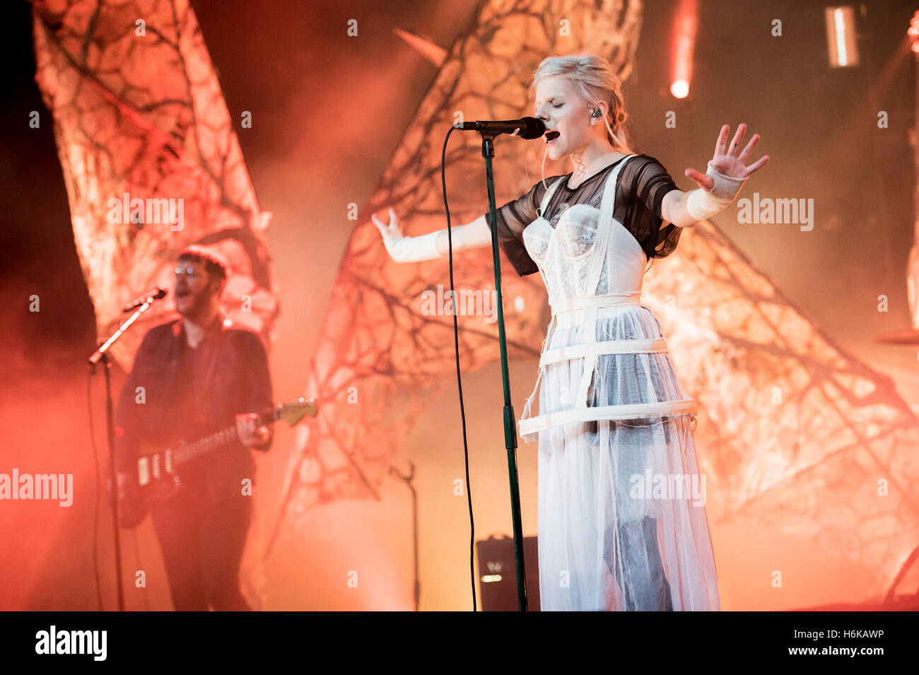 Liverpool, Vereinigtes Königreich. 29. Oktober 2016. Aurora führt bei Vevo Halloween 2016, Bramley Moore Dock, Liverpool 29.10.2016 Credit: Gary Mather/Alamy Live News Stockfoto