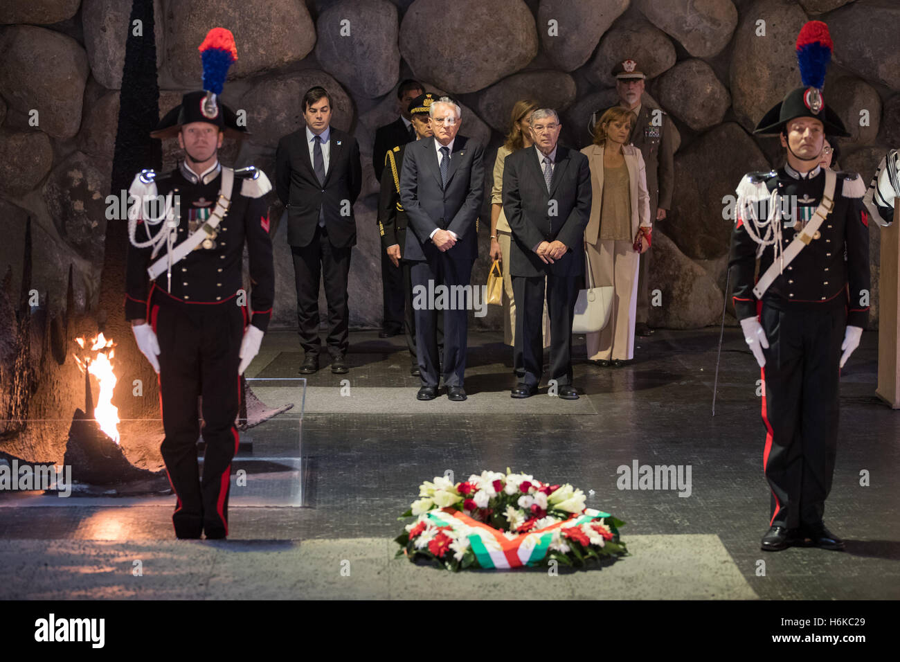 Jerusalem. 30. Oktober 2016. Italienischen Präsidenten Sergio Mattarella (3. L) besucht Yad Vashem Holocaust Memorial Museum in Jerusalem, 30. Oktober 2016. © Guo Yu/Xinhua/Alamy Live-Nachrichten Stockfoto