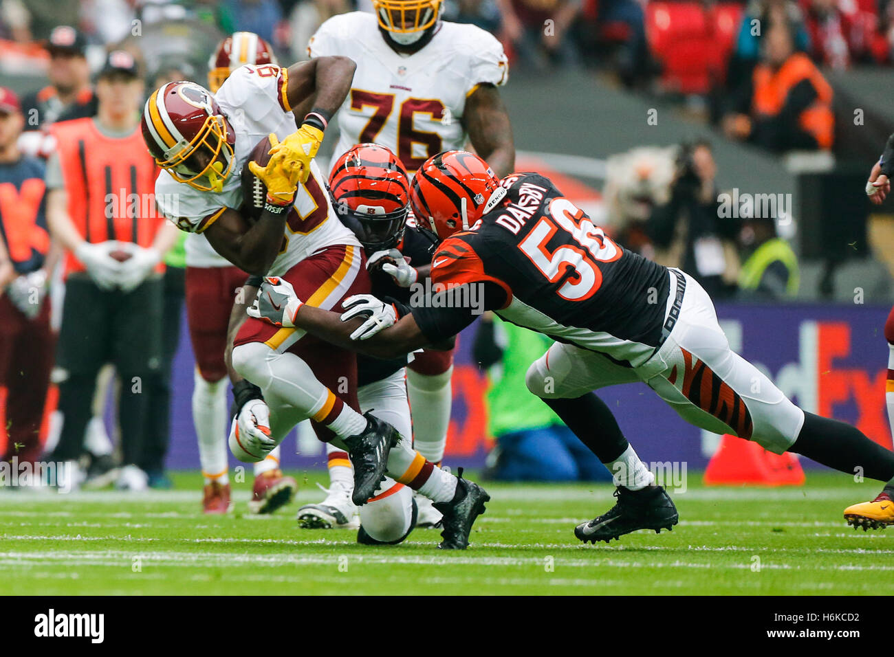 Wembley Stadium, London, UK. 30. Oktober 2016. NFL International Series. Cincinnati Bengals gegen Washington Redskins. Washington Redskins Wide Receiver Jamison Crowder (80) von Cincinnati Bengals angegangen ist center John Sullivan (56). © Aktion Plus Sport/Alamy Live-Nachrichten Stockfoto