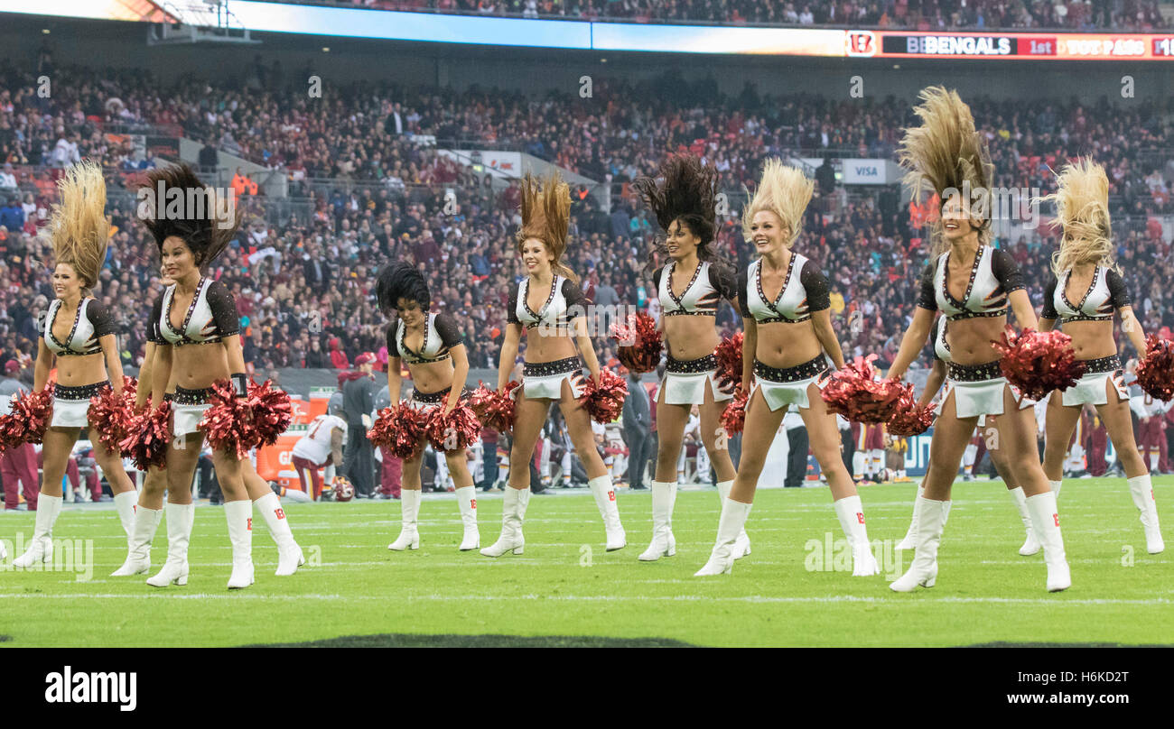 Wembley Stadium, London, UK. 30. Oktober 2016. NFL International Series. Cincinnati Bengals gegen Washington Redskins. Die Ben-Mädels Cheerleader tanzen während einer Pause in spielen im 4. Quartal. © Aktion Plus Sport/Alamy Live-Nachrichten Stockfoto