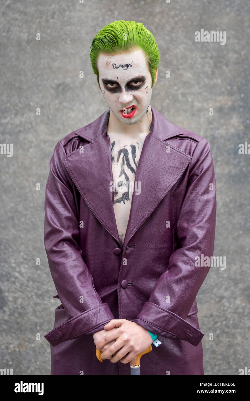 London, UK.  30. Oktober 2016. Ein Mann verkleidet als der Joker aus Batman, wie Cosplay, Anime, Games und Film-Fans das beliebte MCM Comic Con Festival in Excel in den Docklands besuchen. Bildnachweis: Stephen Chung / Alamy Live News Stockfoto