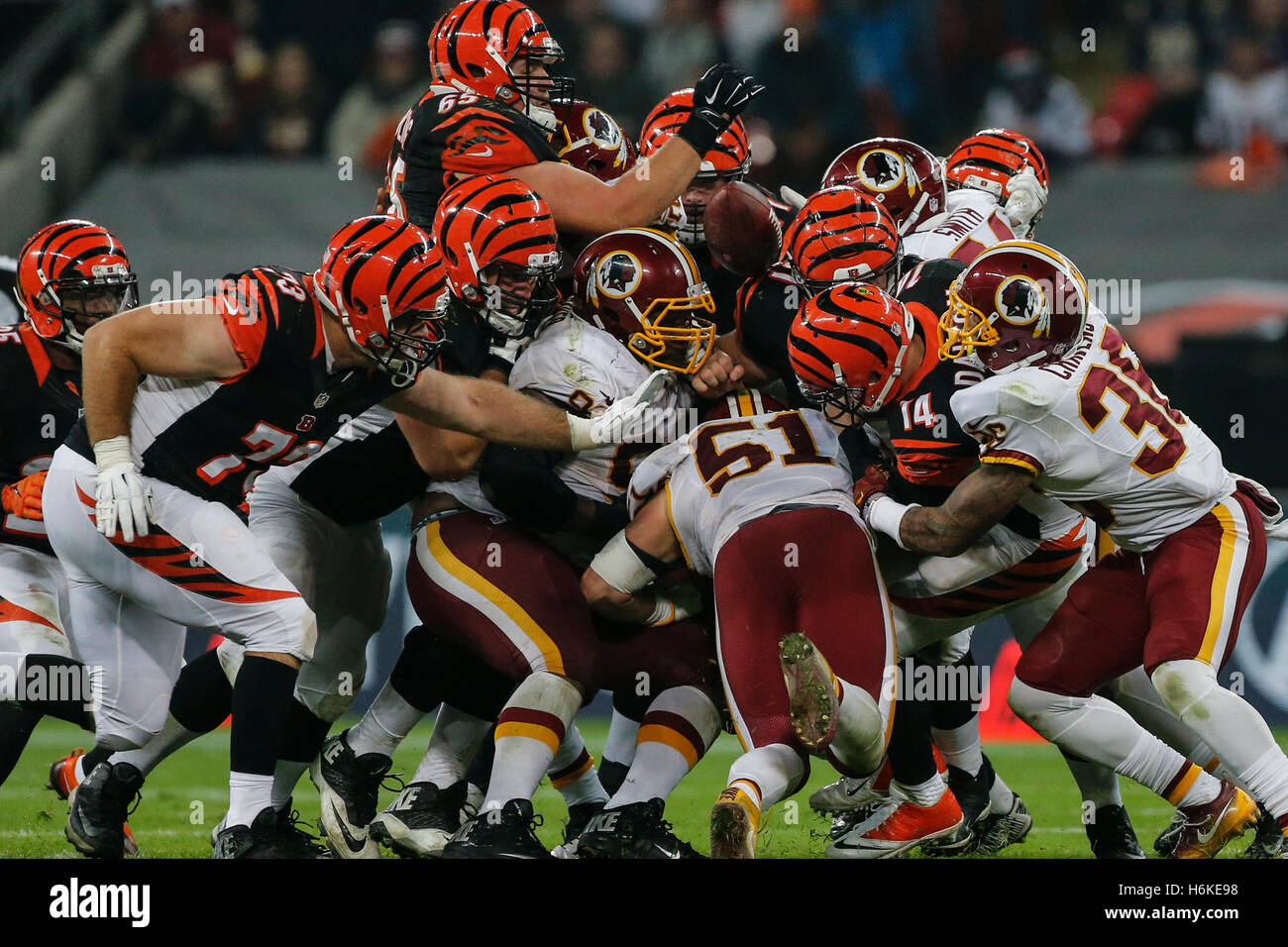 Wembley Stadium, London, UK. 30. Oktober 2016. NFL International Series. Cincinnati Bengals gegen Washington Redskins. Cincinnati Bengals Quarterback Andy Dalton (14) befummelt die Fußball versucht ein Quarterback schleichen. Endstand: Washington Redskins 27-27 Cincinnati Bengals nach Verlängerung. © Aktion Plus Sport/Alamy Live-Nachrichten Stockfoto