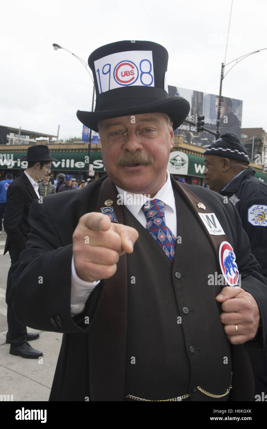 Chicago, IL, USA. 30. Oktober 2016. Jungen Fans versammeln sich in der Nähe von Wrigley Field auf 30. Oktober 2016. Das fünfte Spiel der World Series findet statt am '' die freundliche Grenzen.'' auf Chicagos Nordseite. Jungtiere müssen in diesem Spiel in der Serie bleiben gewinnen. Spielstand in der Serie bisher ist Cleveland Indians 3 jungen 1. Es gab einige ungewöhnliche Seiten rund um das Stadion - live Ziege erinnern an den Ziegenbock Fluch, Teddy Roosevelt Geschrei um Harry Carry und Ron Santo Statuen Jungen Hemden. Im Bild: Auch '' Teddy Roosevelt'' aka Joe Wiegand, ist einen jungen Fan. (Kredit-Bild: © Kare Stockfoto