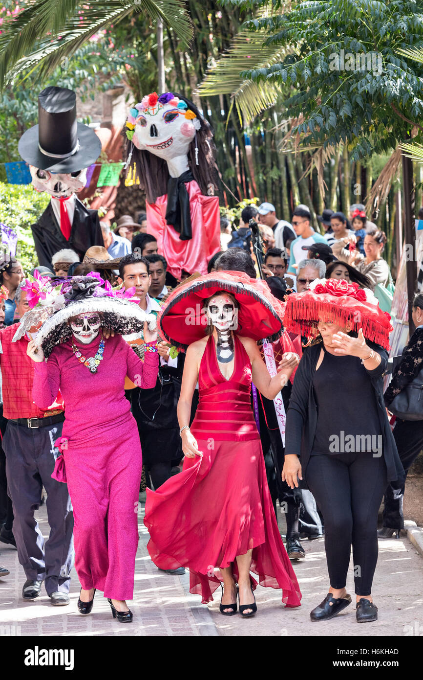San Miguel De Allende, Mexiko. 30. Oktober 2016. Frauen gekleidet wie La Calavera Catrina Parade mit einer Mariachi-Band im Laufe des Tages der Toten Festzug der Künstler in den Parque Juarez 30. Oktober 2016 in San Miguel de Allende, Guanajuato, Mexiko. Die einwöchigen Feier ist eine Zeit, als Mexikaner willkommen die Toten zurück für einen Besuch der Erde und das Leben feiern. Bildnachweis: Planetpix/Alamy Live-Nachrichten Stockfoto