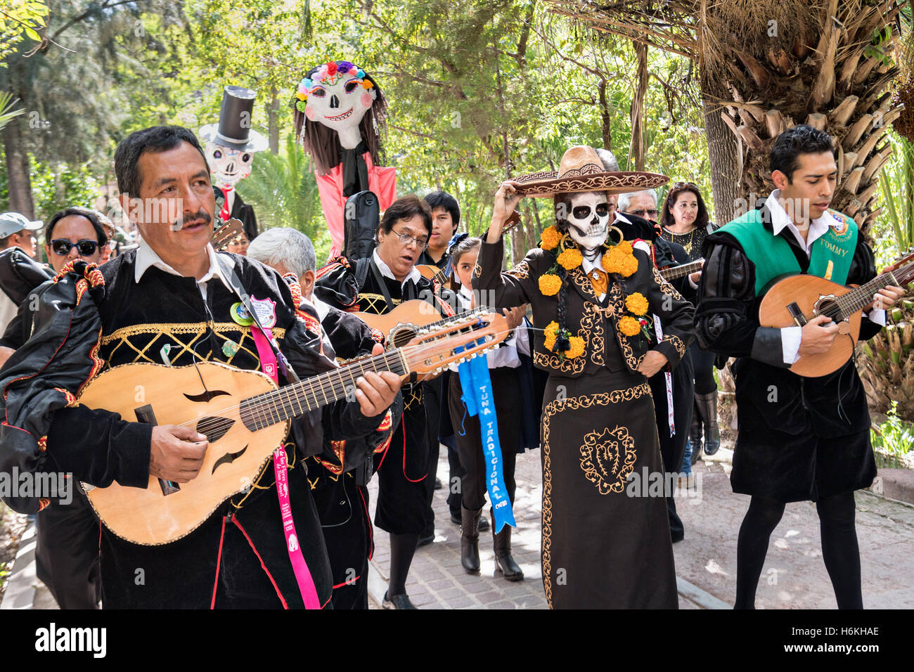 San Miguel De Allende, Mexiko. 30. Oktober 2016. Frauen gekleidet wie La Calavera Catrina Parade mit einer Mariachi-Band im Laufe des Tages der Toten Festzug der Künstler in den Parque Juarez 30. Oktober 2016 in San Miguel de Allende, Guanajuato, Mexiko. Die einwöchigen Feier ist eine Zeit, als Mexikaner willkommen die Toten zurück für einen Besuch der Erde und das Leben feiern. Bildnachweis: Planetpix/Alamy Live-Nachrichten Stockfoto