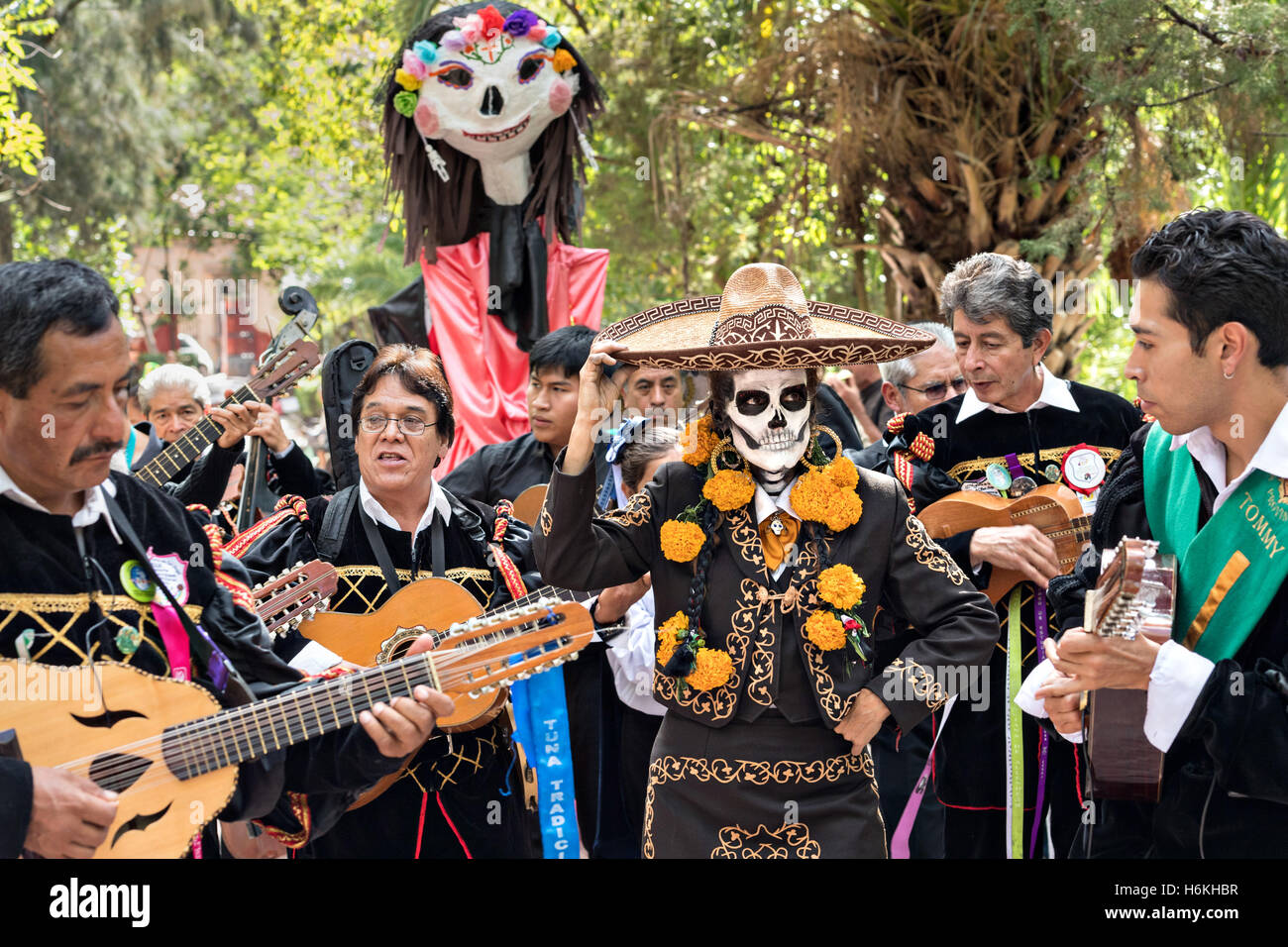 San Miguel De Allende, Mexiko. 30. Oktober 2016. Frauen gekleidet wie La Calavera Catrina Parade mit einer Mariachi-Band im Laufe des Tages der Toten Festzug der Künstler in den Parque Juarez 30. Oktober 2016 in San Miguel de Allende, Guanajuato, Mexiko. Die einwöchigen Feier ist eine Zeit, als Mexikaner willkommen die Toten zurück für einen Besuch der Erde und das Leben feiern. Bildnachweis: Planetpix/Alamy Live-Nachrichten Stockfoto