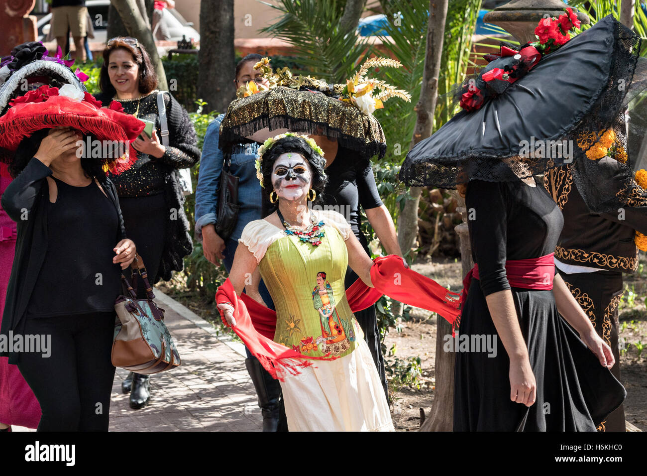San Miguel De Allende, Mexiko. 30. Oktober 2016. Frauen gekleidet wie La Calavera Catrina Parade mit einer Mariachi-Band im Laufe des Tages der Toten Festzug der Künstler in den Parque Juarez 30. Oktober 2016 in San Miguel de Allende, Guanajuato, Mexiko. Die einwöchigen Feier ist eine Zeit, als Mexikaner willkommen die Toten zurück für einen Besuch der Erde und das Leben feiern. Bildnachweis: Planetpix/Alamy Live-Nachrichten Stockfoto