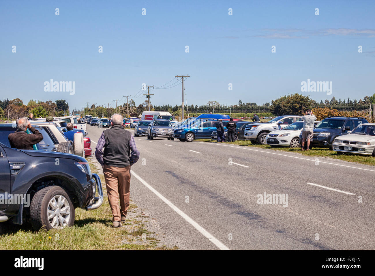 Christchurch, Neuseeland. 31. Oktober 2016. Kundenansturm auf einer Straße außerhalb Christchurch International Airport, die Ankunft des ersten Airbus A380 dort landen zu sehen zur Eröffnung eines Service von Emirates aus Dubai über Sydney. Stockfoto