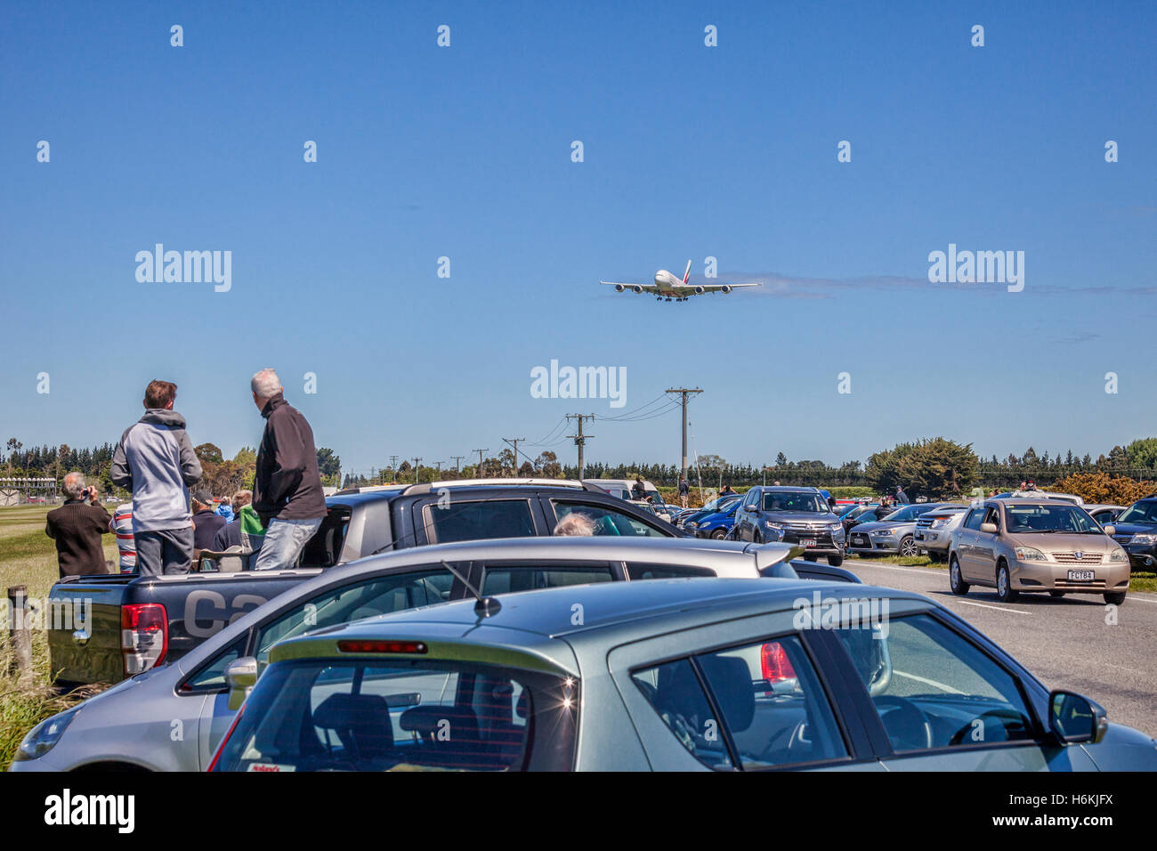 Christchurch, Neuseeland. 31. Oktober 2016. Kundenansturm auf einer Straße außerhalb Christchurch International Airport, die Ankunft des ersten Airbus A380 dort landen zu sehen zur Eröffnung eines Service von Emirates aus Dubai über Sydney. Stockfoto