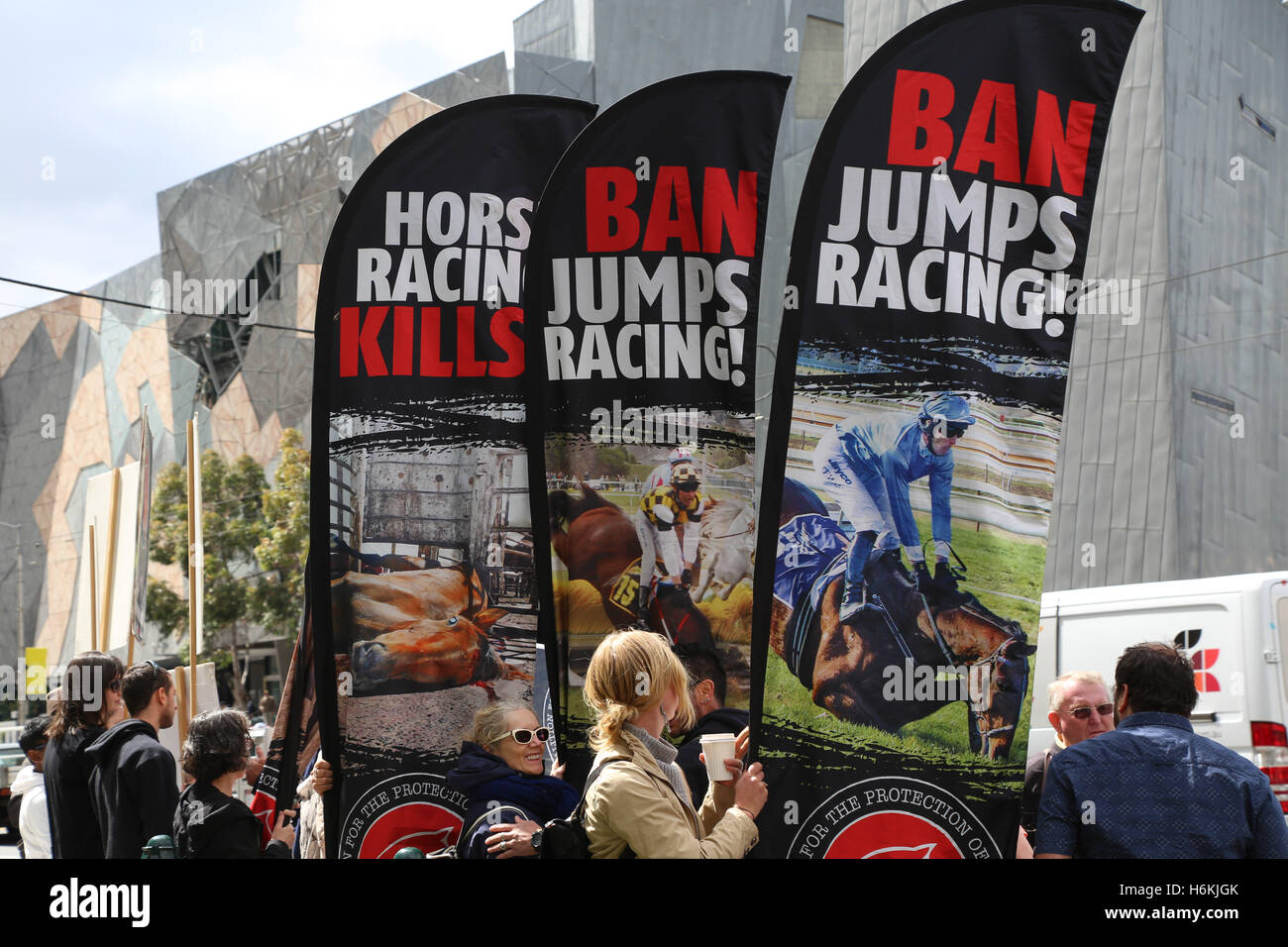 Melbourne, Australien. 31. Oktober 2016. Einen Tag vor dem "Rennen, das eine Nation hält machte Emirates Melbourne Cup Parade seinen Weg nach unten Swanston Street zum Federation Square. Es folgte eine Medienkonferenz am Federation Square. Im Bild: Tierschützer protestieren gegen Pferderennen. Bildnachweis: Richard Milnes/Alamy Live-Nachrichten Stockfoto