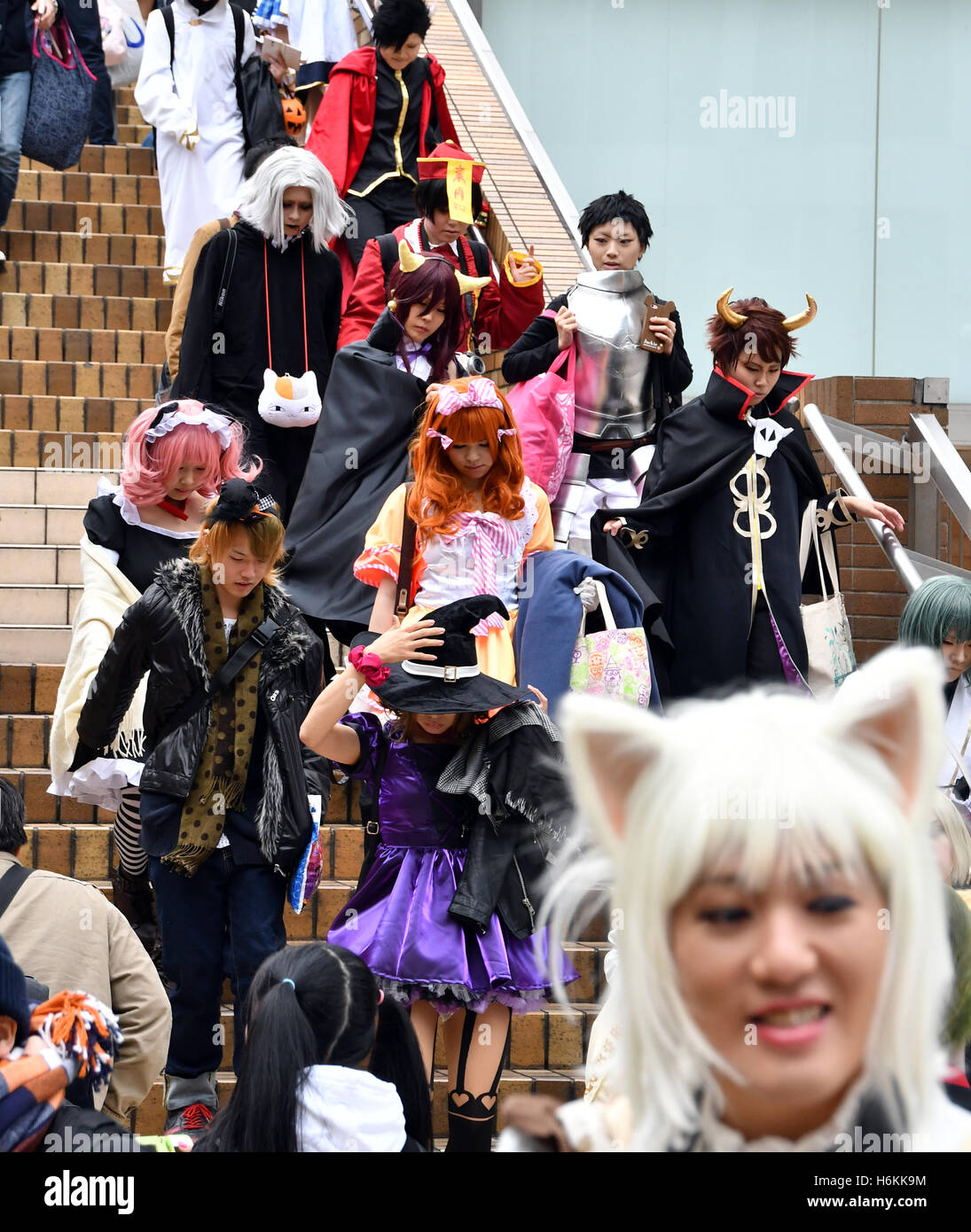 Tokio, Japan. 30. Oktober 2016. Jugendliche tragen Cosplay und Halloween-Kostüme in Sunshine City, das Mekka der Japans Cosplayer in Tokios Ikebukuro District, auf Sonntag, 30. Oktober 2016. Japan, wo etwa 40 % der Bevölkerung sind Buddhisten, hat in den letzten Jahren trat westliche Nationen in St. Valentines Day, Halloween und Weihnachten zu feiern. Bildnachweis: Natsuki Sakai/AFLO/Alamy Live-Nachrichten Stockfoto