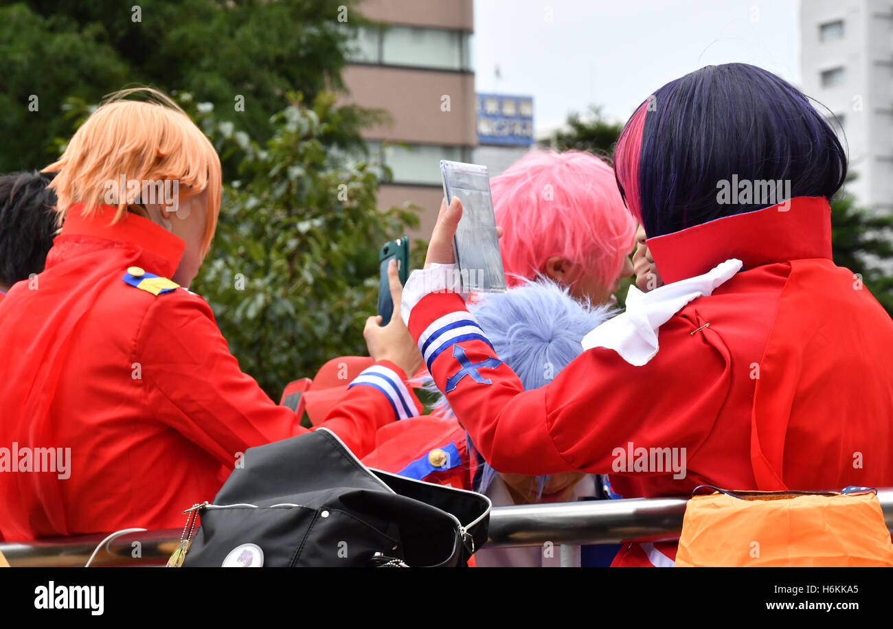 Tokio, Japan. 30. Oktober 2016. Jugendliche tragen Cosplay und Halloween-Kostüme in Sunshine City, das Mekka der Japans Cosplayer in Tokios Ikebukuro District, auf Sonntag, 30. Oktober 2016. Japan, wo etwa 40 % der Bevölkerung sind Buddhisten, hat in den letzten Jahren trat westliche Nationen in St. Valentines Day, Halloween und Weihnachten zu feiern. Bildnachweis: Natsuki Sakai/AFLO/Alamy Live-Nachrichten Stockfoto