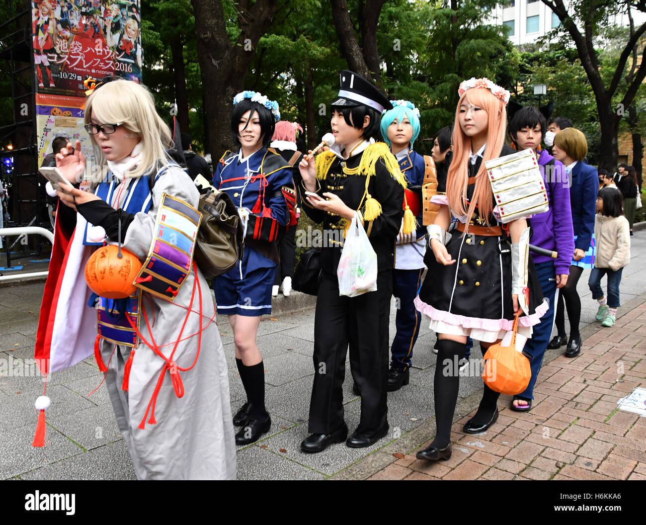 Tokio, Japan. 30. Oktober 2016. Jugendliche tragen Cosplay und Halloween-Kostüme in Sunshine City, das Mekka der Japans Cosplayer in Tokios Ikebukuro District, auf Sonntag, 30. Oktober 2016. Japan, wo etwa 40 % der Bevölkerung sind Buddhisten, hat in den letzten Jahren trat westliche Nationen in St. Valentines Day, Halloween und Weihnachten zu feiern. Bildnachweis: Natsuki Sakai/AFLO/Alamy Live-Nachrichten Stockfoto