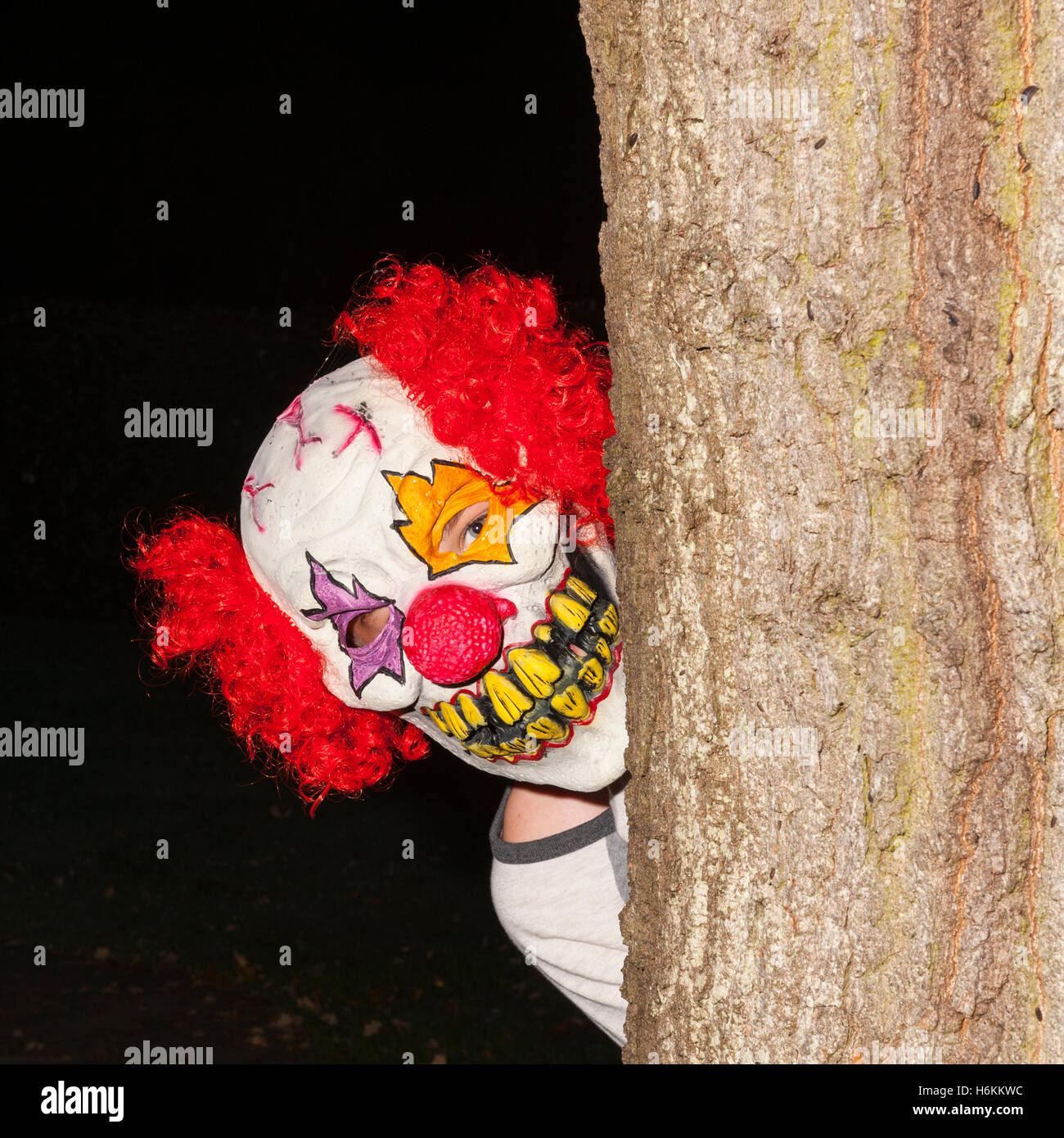 Suffolk, UK, 30. Oktober 2016. Teenager in Halloween Clownsmaske ausgehen, um Leute in diese unappetitlichen neue Begeisterung über das Land fegen zu erschrecken. @Tim Oram/Alamy Live-Nachrichten. Stockfoto