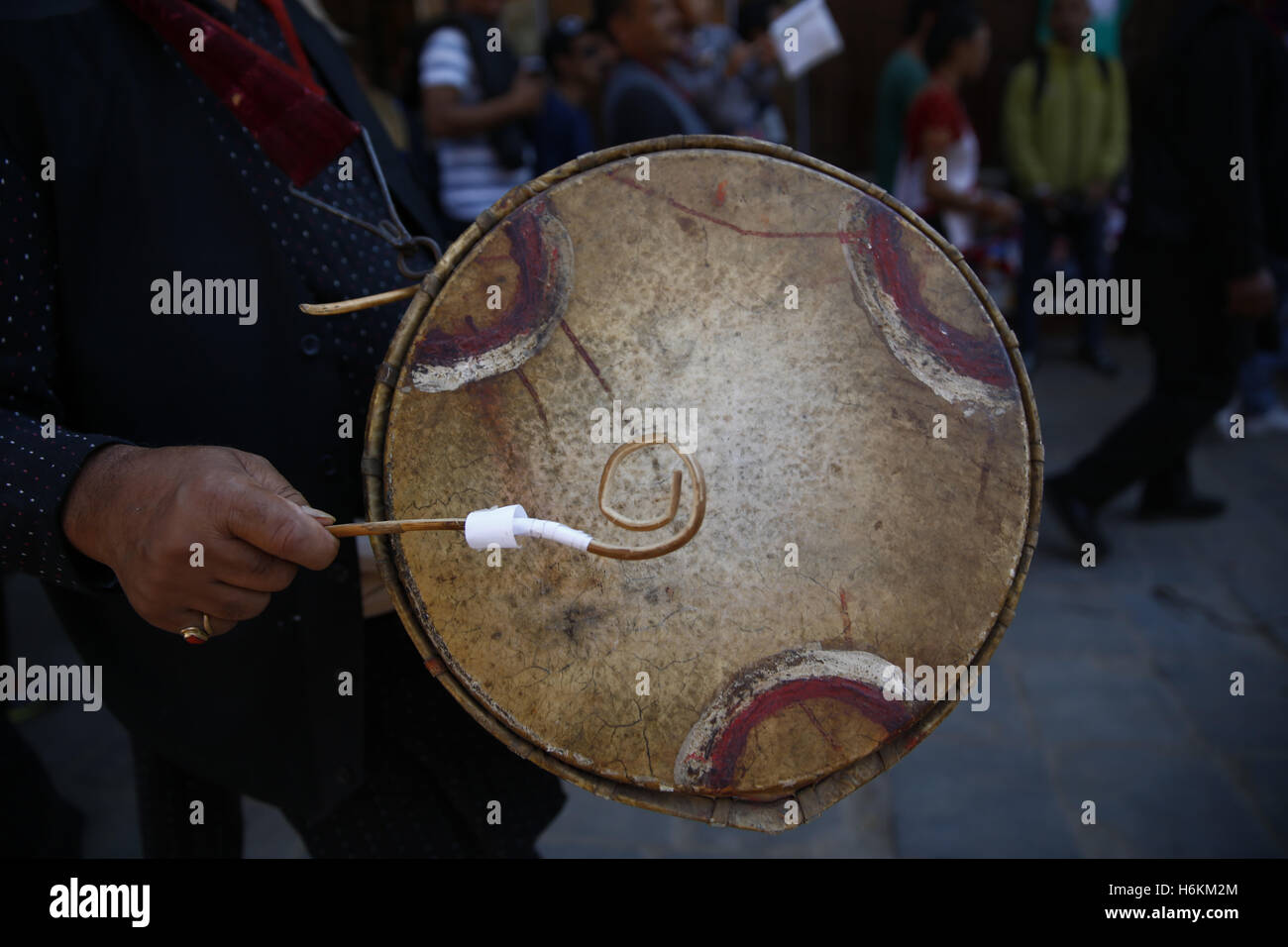 Kathmandu, Nepal. 31. Oktober 2016. Ein nepalesischer Mann tragen traditionelle Kleidung aus ethnischen Newar Gemeinschaft spielt Schlagzeug in einer Parade feiern ihren Silvester in Kathmandu, Nepal auf Montag, 31. Oktober 2016. Newari Menschen feiern das neue Jahr indem Sie beten für Langlebigkeit und Rituale zur Reinigung der Seele. Bildnachweis: Skanda Gautam/ZUMA Draht/Alamy Live-Nachrichten Stockfoto